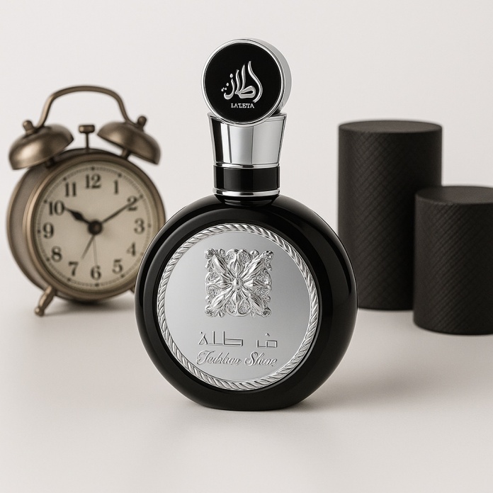Widok na produkt Lattafa Fakhar 100ml podkreślający nuty imbiru i fasoli tonka.